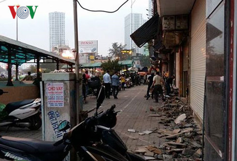 ha noi can bo phuong thach ban bi dam vao mat khi di dep via he hinh 1