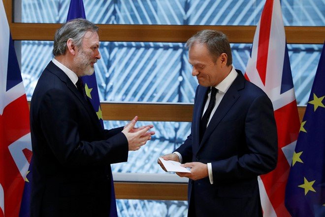 Brexit bat dau, thu tuong Anh tuyen bo 'khong the quay lai' hinh anh 1