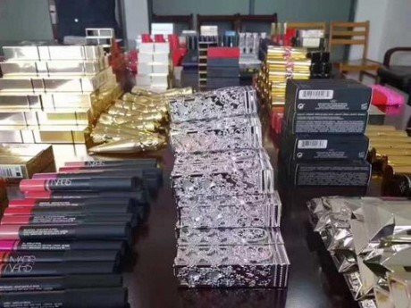 Bien thu 290.000 USD de mua son, quan ao va 'song ao' hinh anh 1