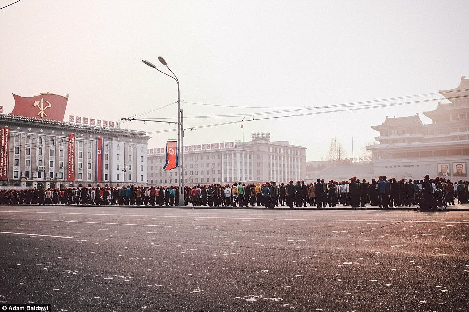 Phong vien dong vai du khach de chup anh Trieu Tien hinh anh 15