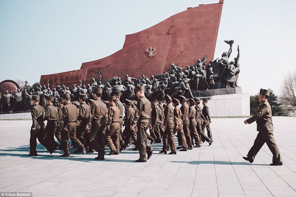 Phong vien dong vai du khach de chup anh Trieu Tien hinh anh 2