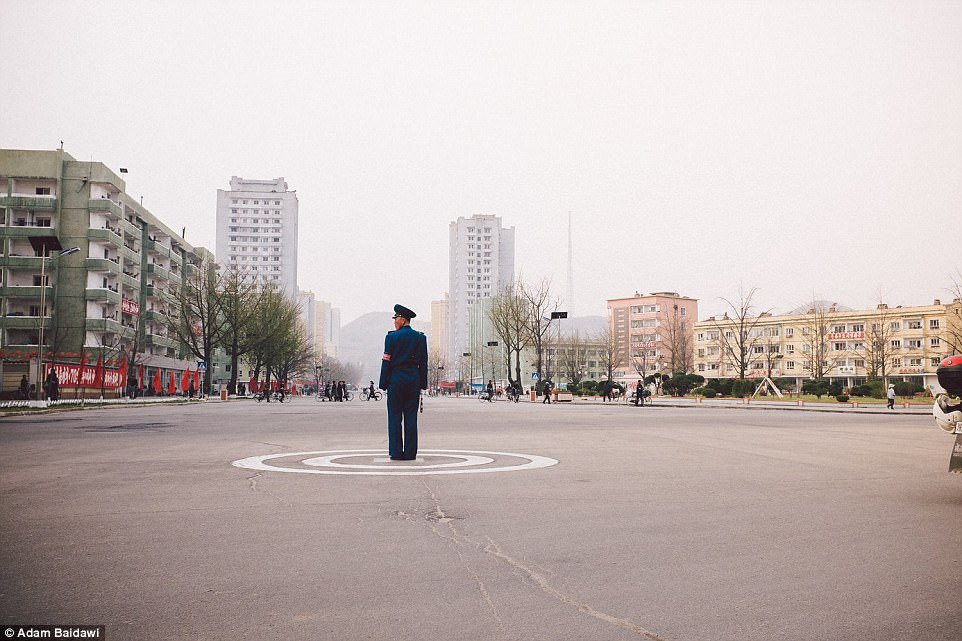 Phong vien dong vai du khach de chup anh Trieu Tien hinh anh 3