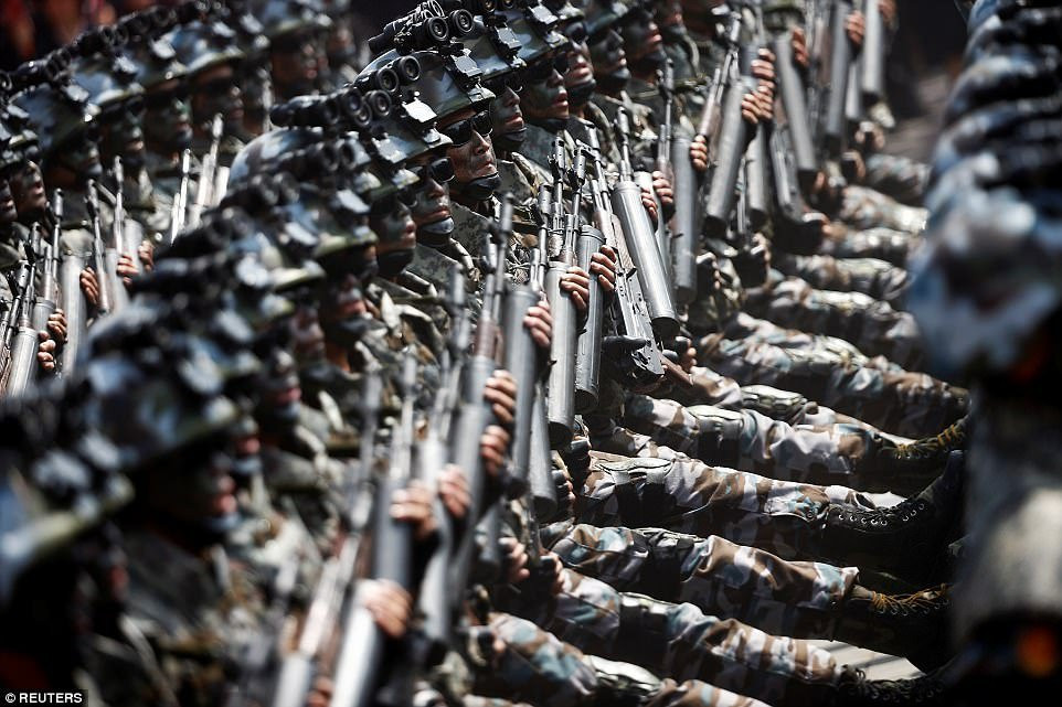 Hinh anh Can canh biet doi tinh nhue bao ve ong Kim Jong-un trong duyet binh Trieu Tien 4