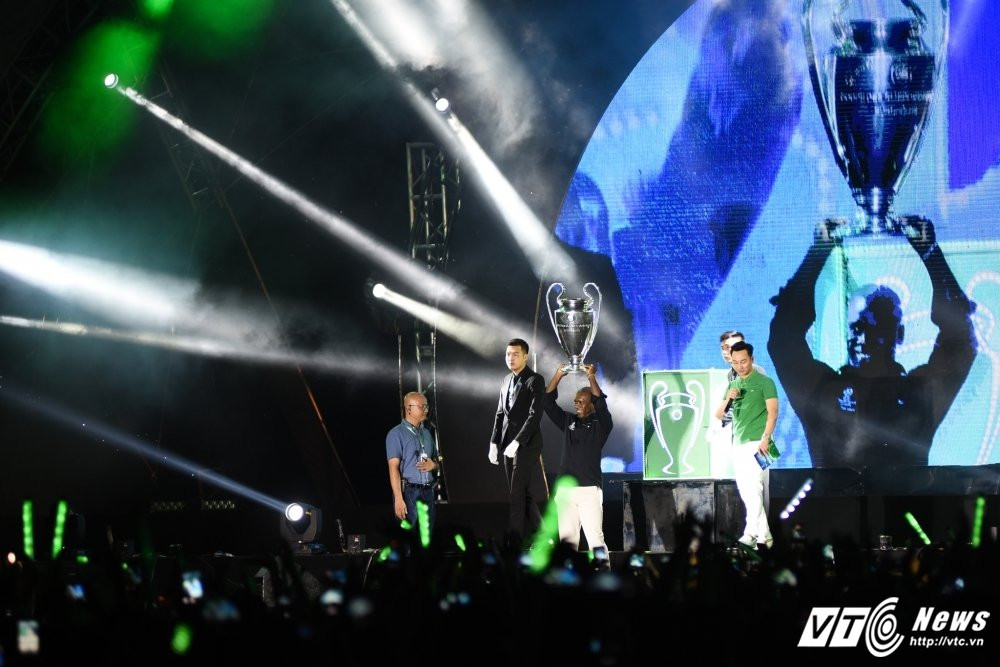 Hinh anh Huyen thoai 4 lan vo dich C1 dem cup bac danh gia den voi khan gia Ha Noi