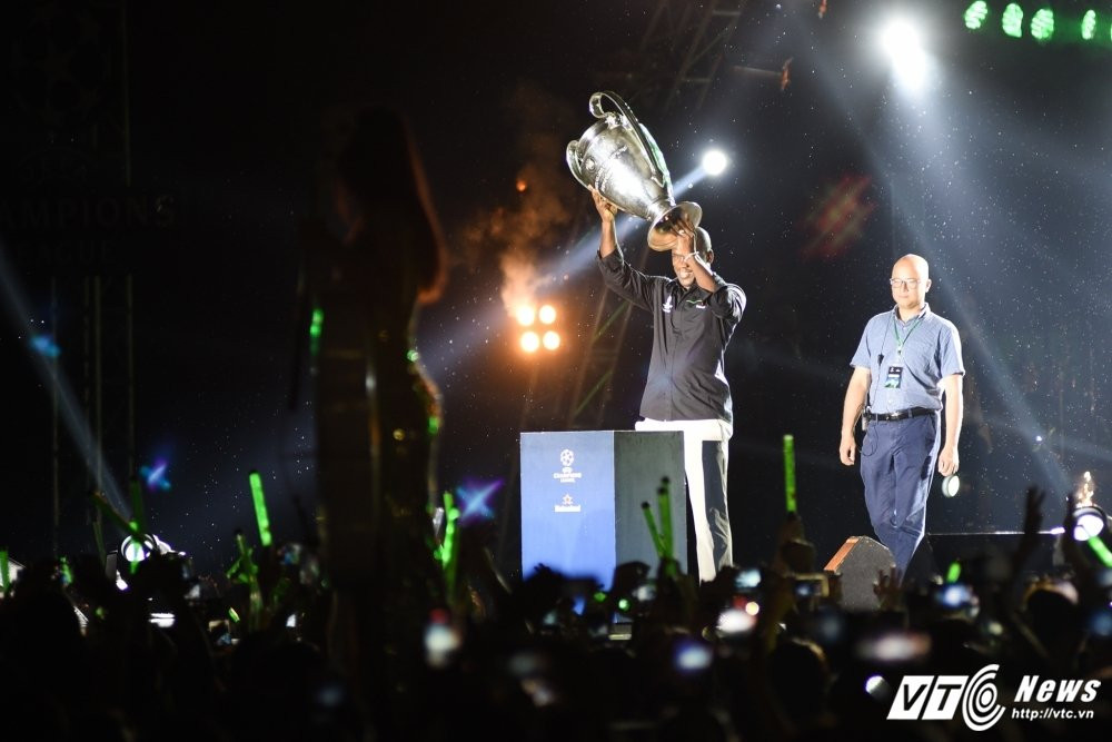 Hinh anh Huyen thoai 4 lan vo dich C1 dem cup bac danh gia den voi khan gia Ha Noi 4