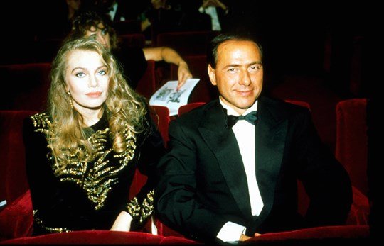 Nhưng sau khi thành đạt, Berlusconi nhanh chóng bỏ vợ để lấy nữ nghệ sỹ Veronica Lario