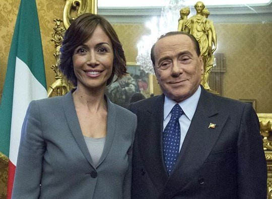 Tuy người vợ hai Veronica rất hiền lành nhu mì nhưng Berlusconi chẳng hề an phận mà luôn tán tình các người đẹp như Mara Carfagna