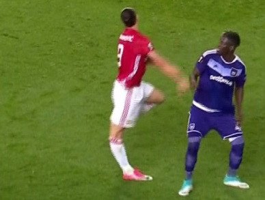 Tran gap Anderlecht co the la lan cuoi Ibra khoac ao MU hinh anh 1