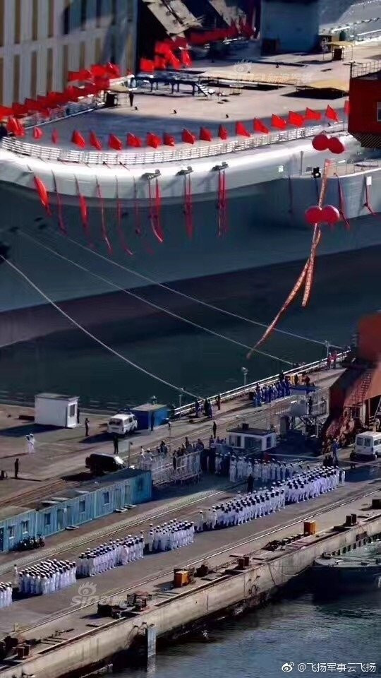 Tau san bay tu che dau tien cua Trung Quoc trong le ha thuy hinh anh 6