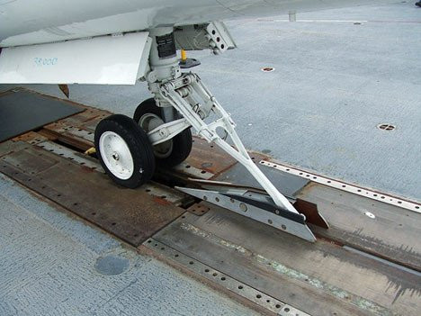 Diem yeu cua tau san bay Trung Quoc so voi tau My hinh anh 6