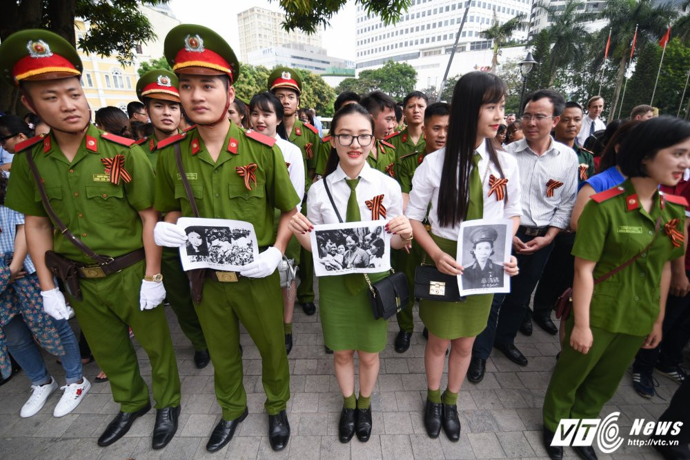 Hinh anh Video, anh: 'Trung doan bat tu' lan dau xuat hien tai Viet Nam, ky niem Ngay Chien thang 11
