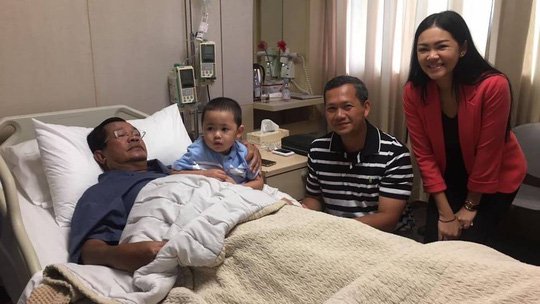 Ông Hun Sen nằm trên giường bệnh, xung quanh là người thân. Ảnh: FACEBOOK