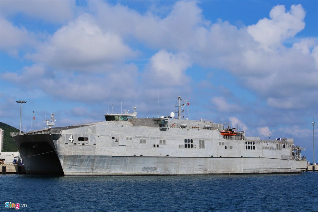 Can canh tau vien chinh 'luot dai duong' My dang o Cam Ranh hinh anh 1