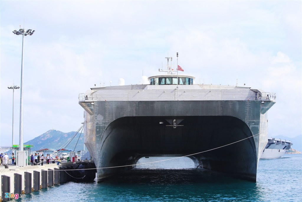 Can canh tau vien chinh 'luot dai duong' My dang o Cam Ranh hinh anh 2