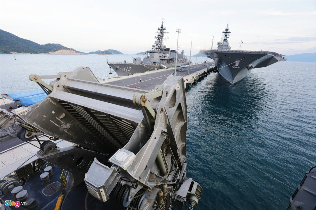 Can canh tau vien chinh 'luot dai duong' My dang o Cam Ranh hinh anh 3