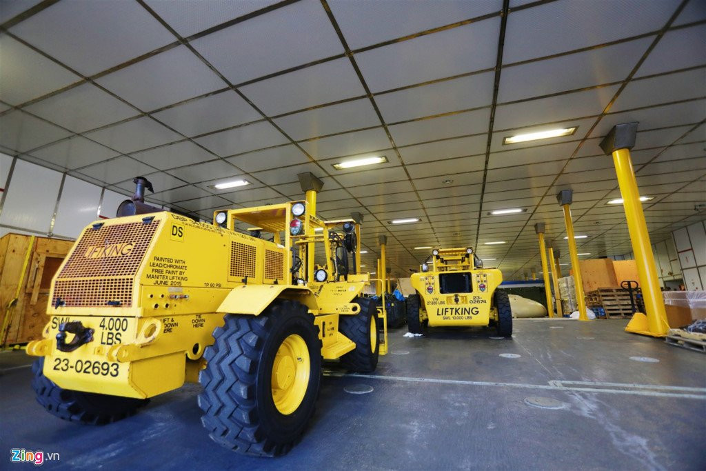 Can canh tau vien chinh 'luot dai duong' My dang o Cam Ranh hinh anh 4