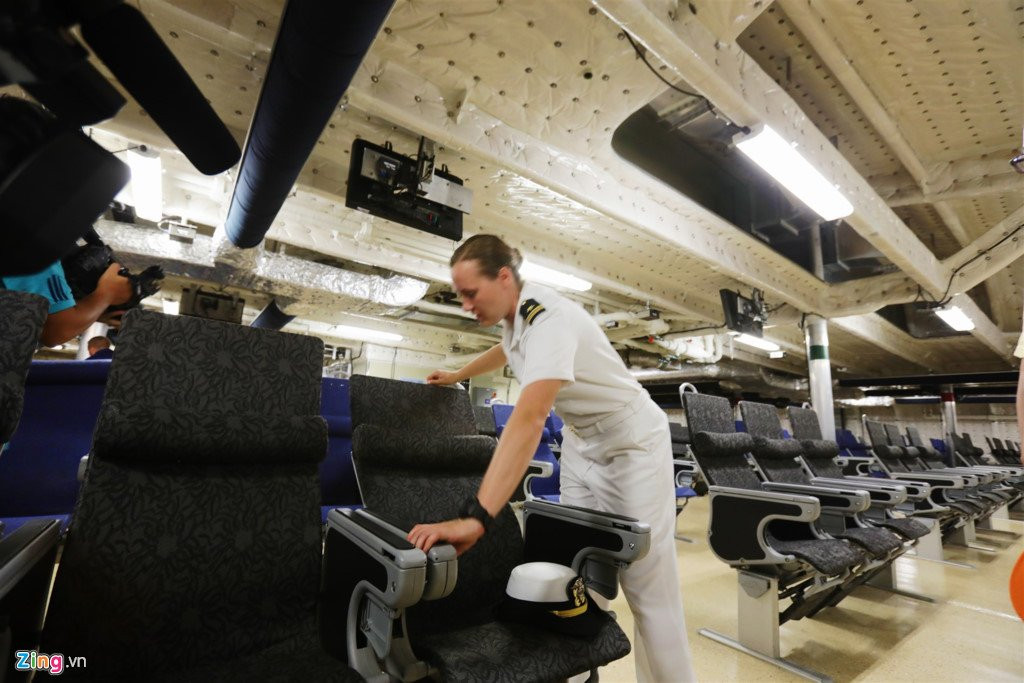 Can canh tau vien chinh 'luot dai duong' My dang o Cam Ranh hinh anh 5