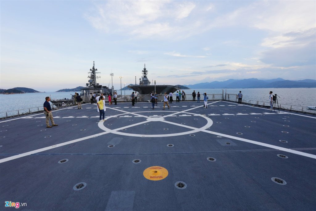 Can canh tau vien chinh 'luot dai duong' My dang o Cam Ranh hinh anh 7