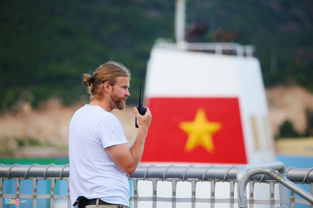 Can canh tau vien chinh 'luot dai duong' My dang o Cam Ranh hinh anh 8