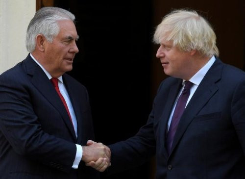 Ngoại trưởng Mỹ Rex Tillerson gặp người đồng cấp Anh Boris Johnson. Ảnh: Reuters