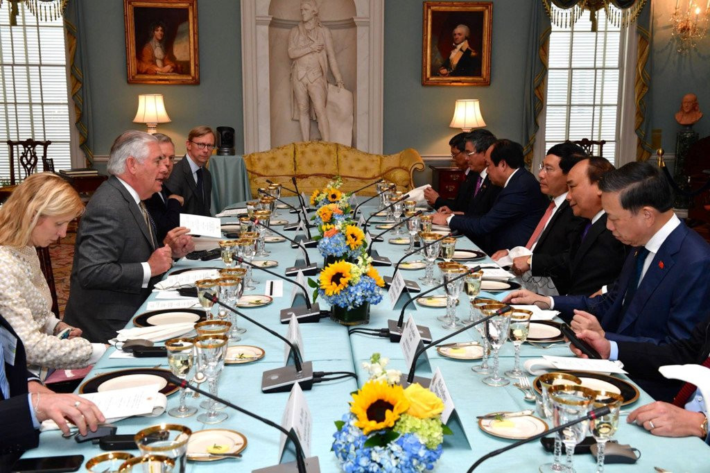 Thu tuong Nguyen Xuan Phuc gap TT Donald Trump tai Nha Trang hinh anh 10