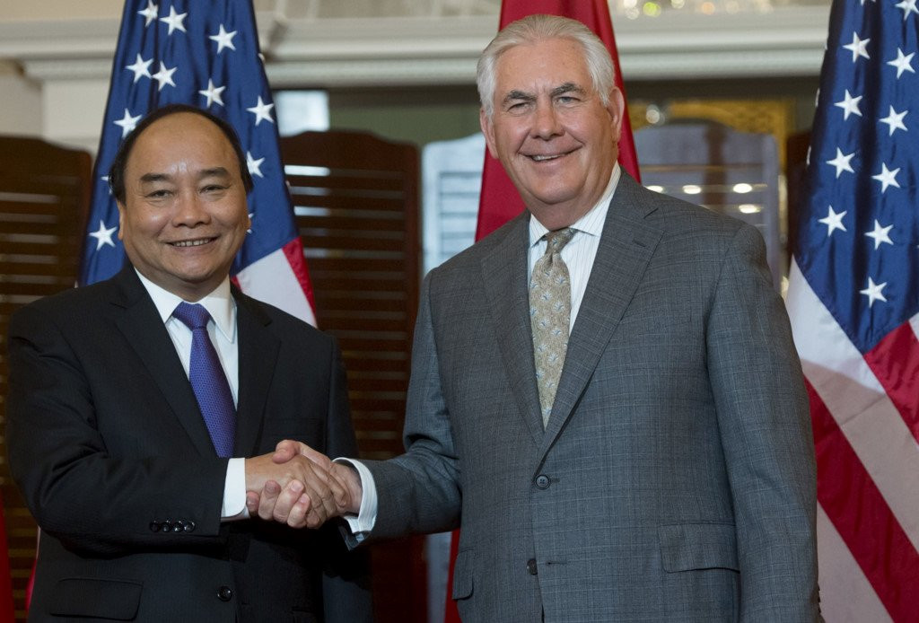 Thu tuong Nguyen Xuan Phuc gap TT Donald Trump tai Nha Trang hinh anh 9