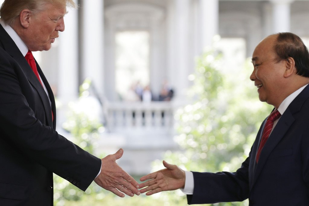 Thu tuong Nguyen Xuan Phuc gap TT Donald Trump tai Nha Trang hinh anh 1