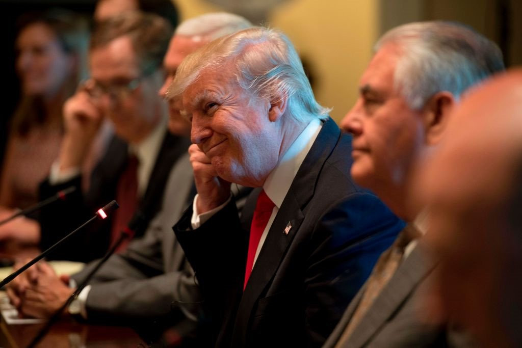 Thu tuong Nguyen Xuan Phuc gap TT Donald Trump tai Nha Trang hinh anh 8