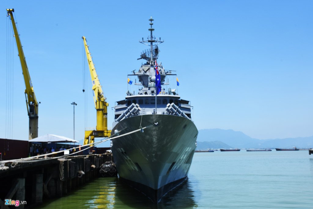 Can canh tau ten lua dan duong Australia dang o tham Da Nang hinh anh 2