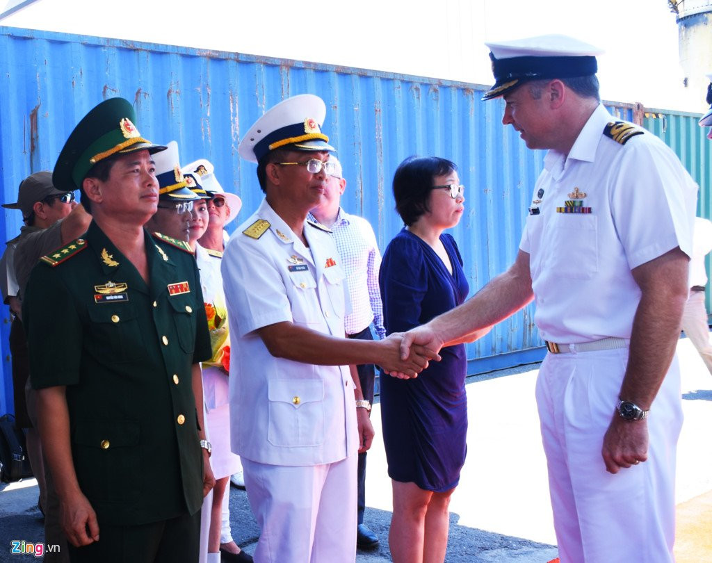 Can canh tau ten lua dan duong Australia dang o tham Da Nang hinh anh 1