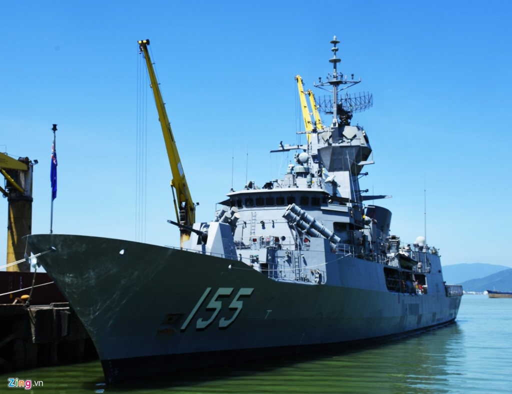 Can canh tau ten lua dan duong Australia dang o tham Da Nang hinh anh 3