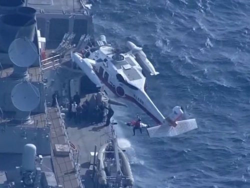 Thuỷ thủ được đưa lên trực thăng sau va chạm. Ảnh: SkyNews