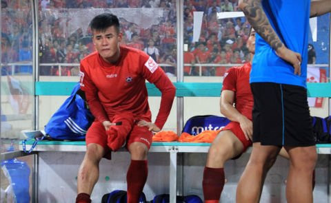 Anh Hung dau phat khoc sau pha bong triet ha cua Sam Ngoc Duc hinh anh