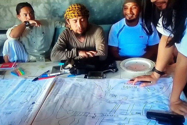 Thu linh phien quan Philippines van tron o nha tho tai Marawi hinh anh 1