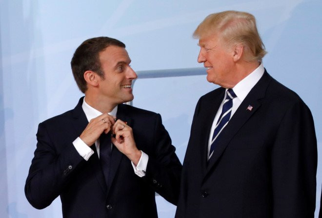 Ong Trump va Macron se an toi voi tom hum tren thap Eiffel hinh anh 1