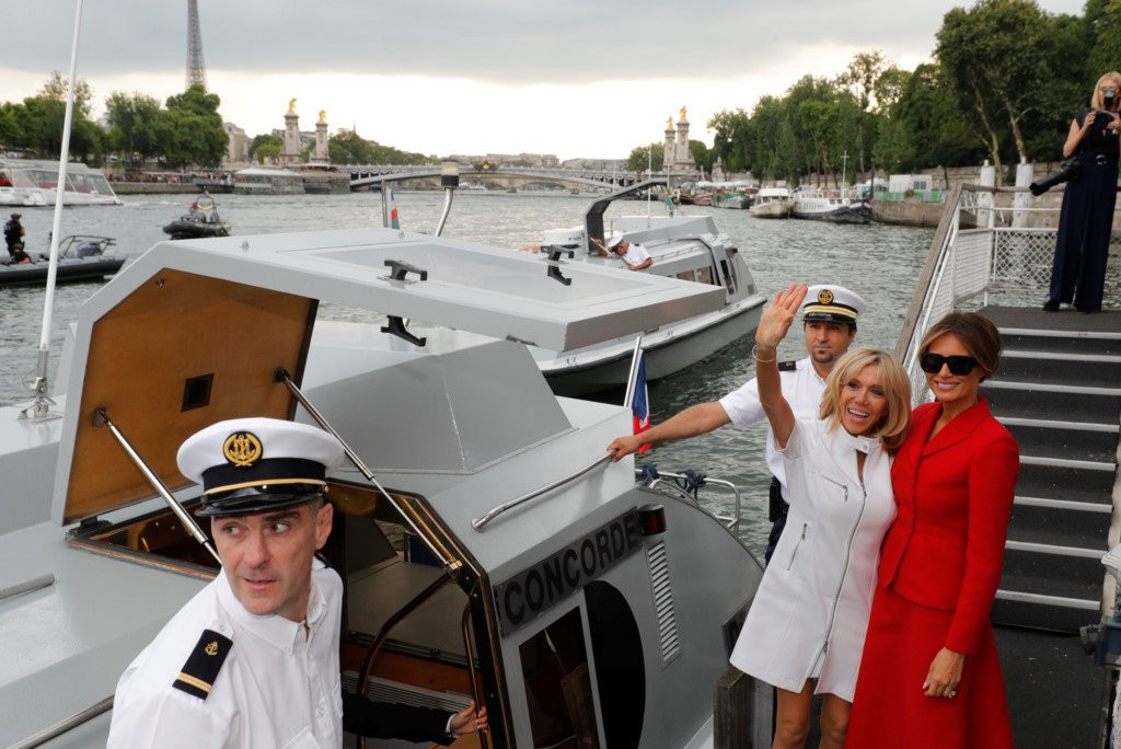 De nhat phu nhan Phap va My than thiet tren du thuyen song Seine hinh anh 2
