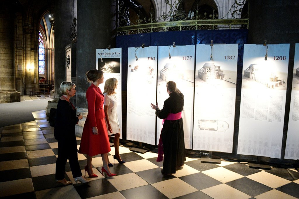 De nhat phu nhan Phap va My than thiet tren du thuyen song Seine hinh anh 5