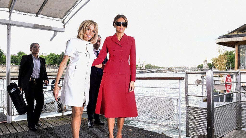 De nhat phu nhan Phap va My than thiet tren du thuyen song Seine hinh anh 1