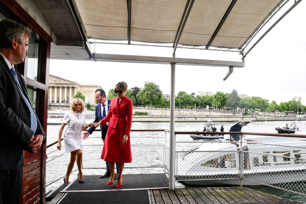 De nhat phu nhan Phap va My than thiet tren du thuyen song Seine hinh anh 3