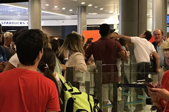 Nhan vien san bay Phap dam vao mat hanh khach hinh anh 1