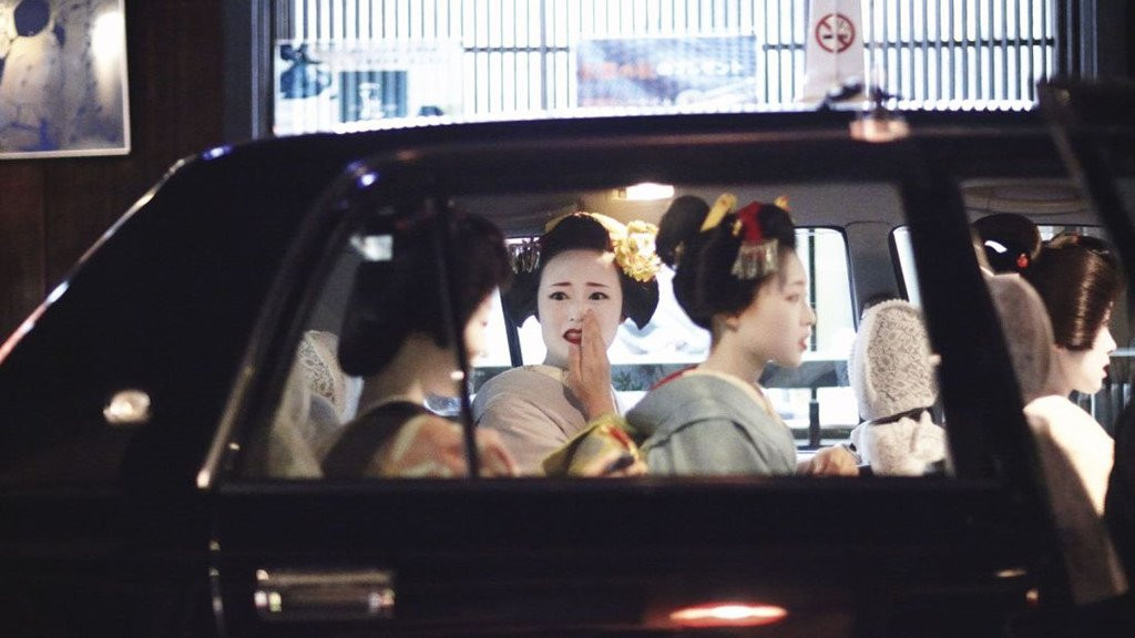 Cuoc song bi an cua cac thieu nu kho luyen thanh geisha hinh anh 2