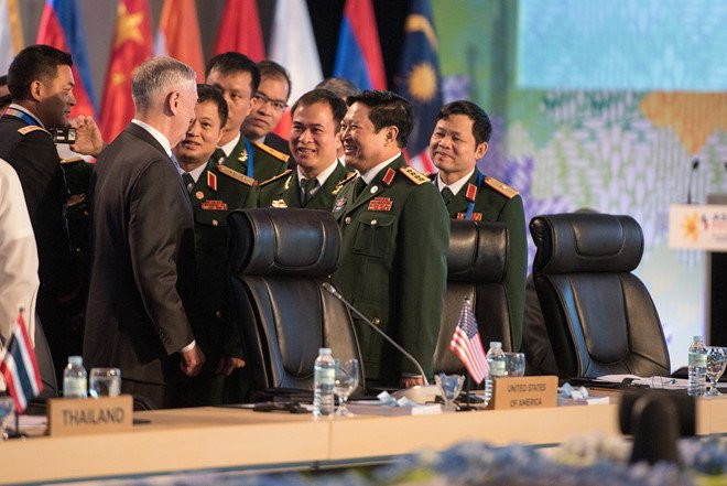 Dai tuong Ngo Xuan Lich gap bo truong quoc phong My ben le ADMM hinh anh 1