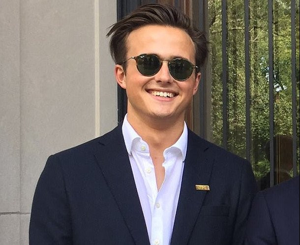 Chang trai cong khai hon con gai Obama giua san truong la ai? hinh anh 1