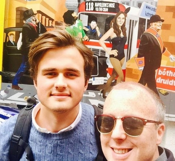 Chang trai cong khai hon con gai Obama giua san truong la ai? hinh anh 2