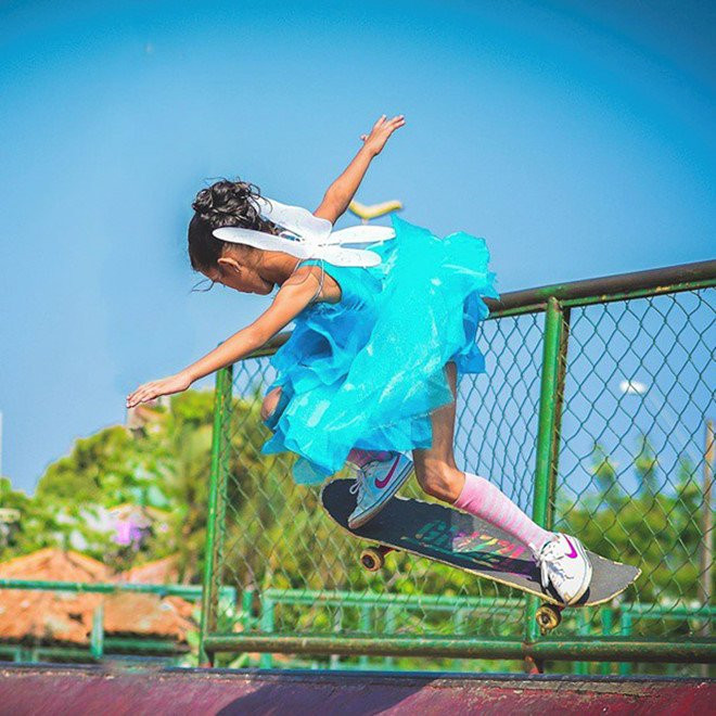 Co be 9 tuoi noi tieng voi ky nang truot van dieu luyen hinh anh 1