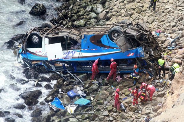 Peru: Xe buyt roi xuong vuc, 48 nguoi thiet mang hinh anh 1