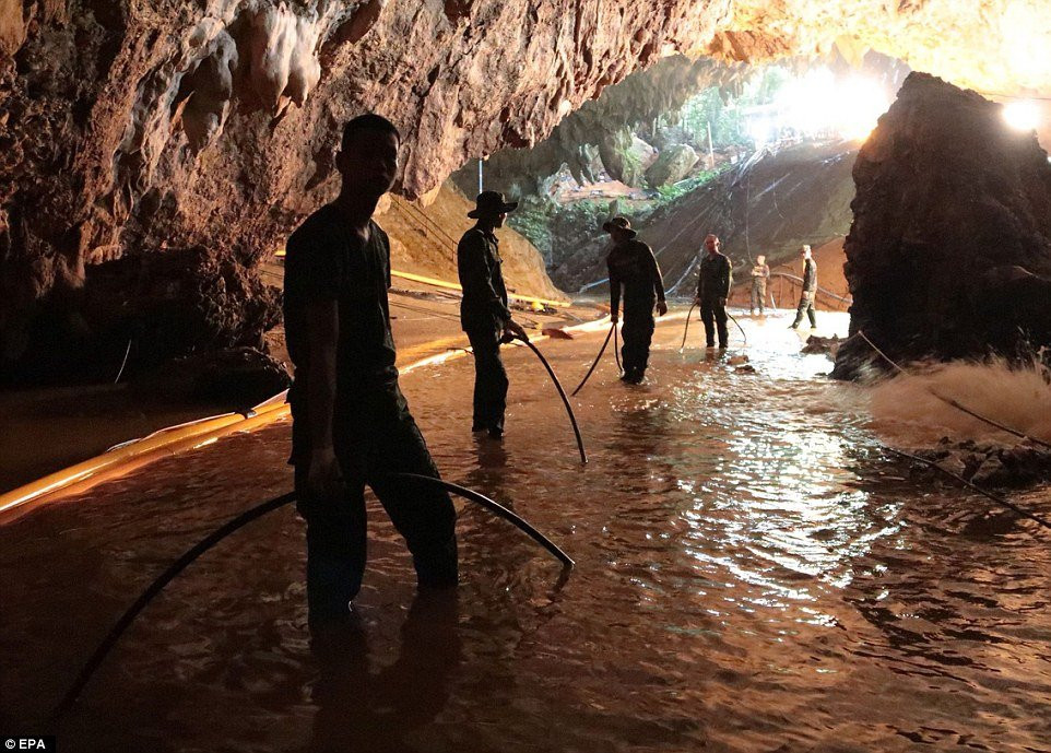 4E01560F00000578-5930075-Thai_military_personnel_inside_a_cave_complex_during_the_ongoing-a-42_1531028184315 21