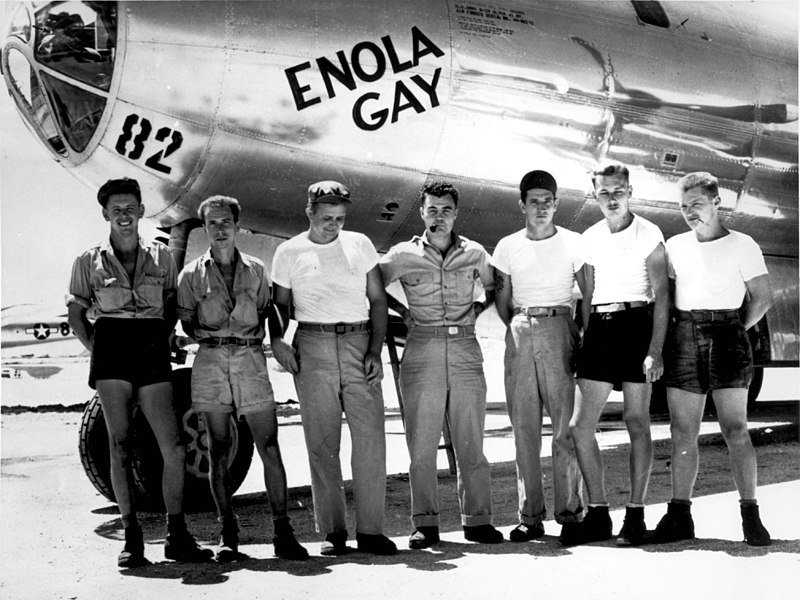 800px-B-29_Enola_Gay_w_Crews 3
