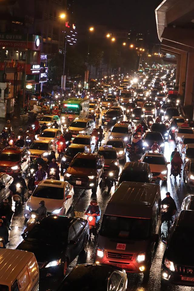 dong-xe-vo-tan-te-liet-trong-mua-ret-tam-ta-khap-nga-ha-thanh-1 4