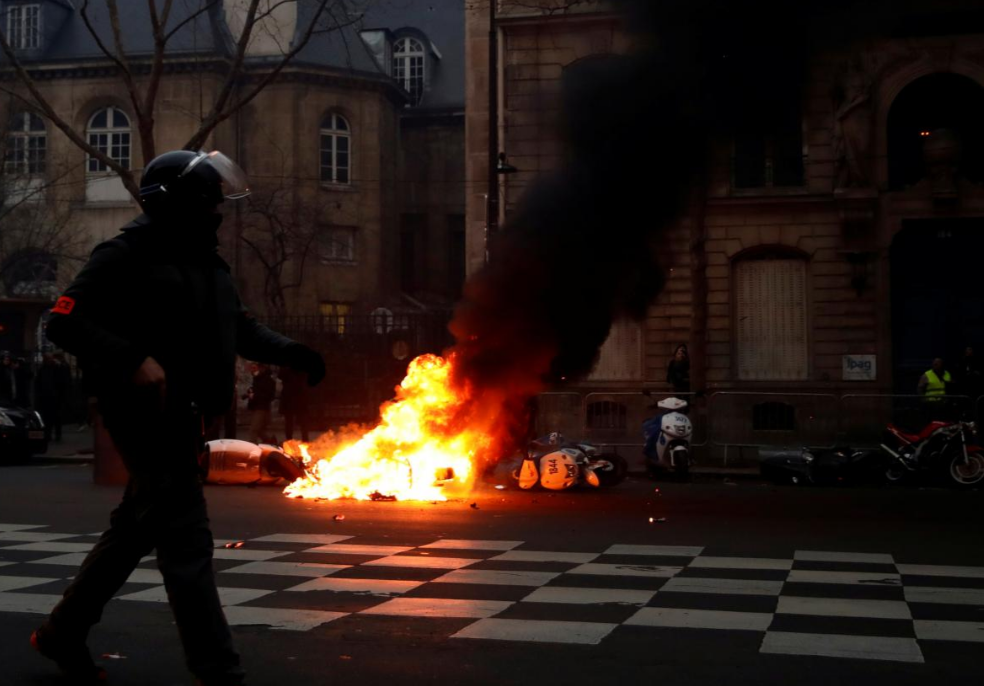 bieu-tinh-ao-vang-tuan-thu-8-reuters-2-3-0601579